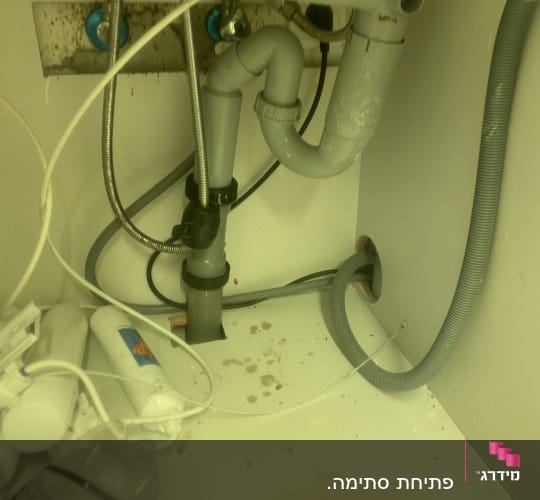 צינורות ביוב מתחת לכיור עם חיבורים שונים